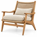 Fauteuil beige à dossier entrelacé, accoudoirs apparents et coussins clairs