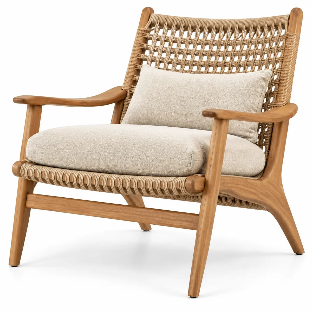 Fauteuil beige à dossier entrelacé, accoudoirs apparents et coussins clairs