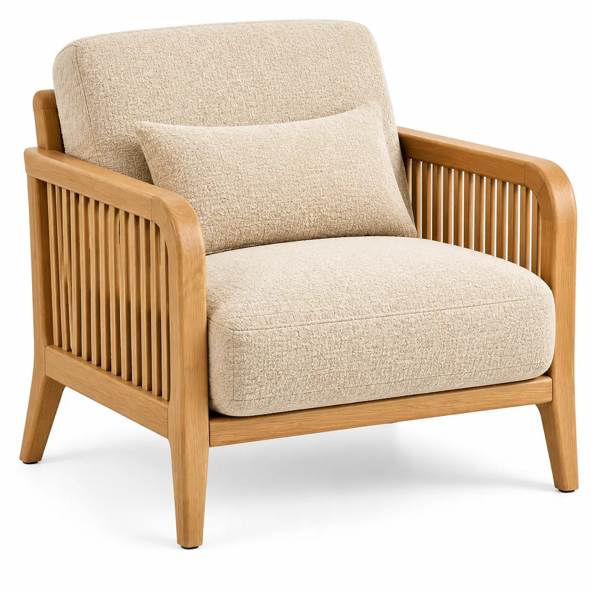 Fauteuil beige à côtés ajourés verticaux et coussins clairs