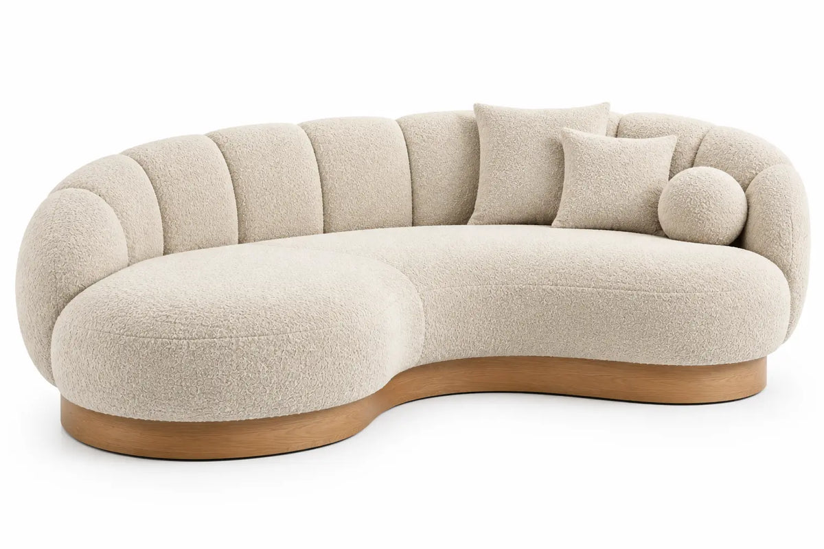 Canapé beige courbé à dossier segmenté et socle apparent